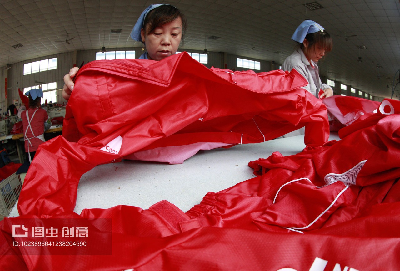 安徽省淮北市秋艷服裝廠,女工在生產車間內加工出口到歐美地區的服裝產品。